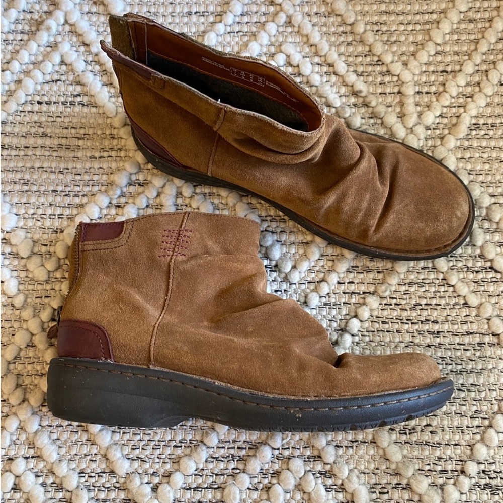 CLARKS WOMEN'S‎ SLOUCH BOOTIE SUEDE LEATHER 9.5 CHESTNUT BROWN TAN FLAT